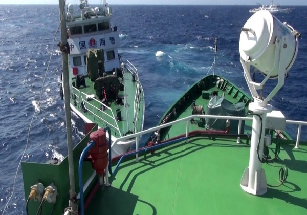 越南拍攝的中國?？樟α孔o(hù)衛(wèi)981鉆井平臺(tái)。