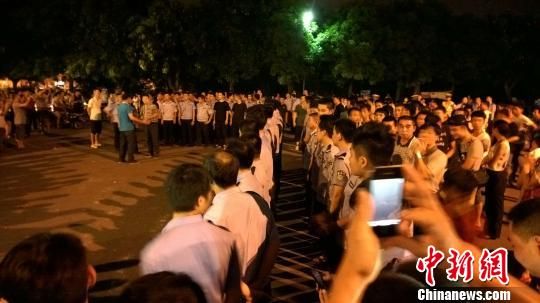 大批警力集中撤離現(xiàn)場。 王剛 攝