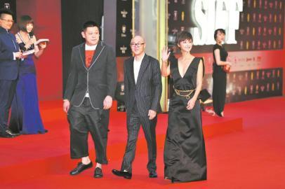 　　《勝利》劇組走紅毯，只可惜黃海波未能參加。