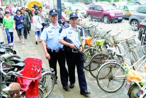 人流密集的街頭,持槍巡邏。