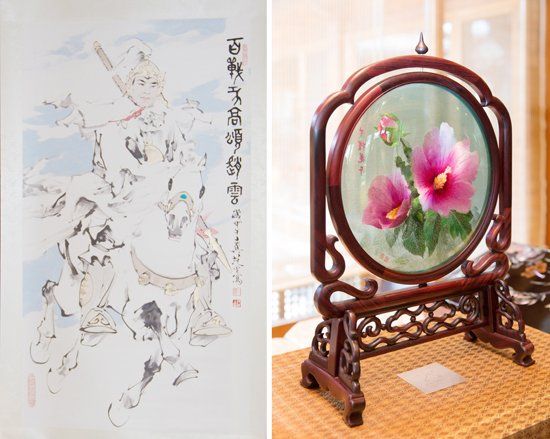 　當?shù)貢r間2014年7月4日，中國國家主席習近平向韓國總統(tǒng)樸槿惠贈送的趙云畫像（左）和木槿花玻璃工藝