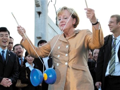 2007年8月27日，北京，默克爾正在玩扯鈴。