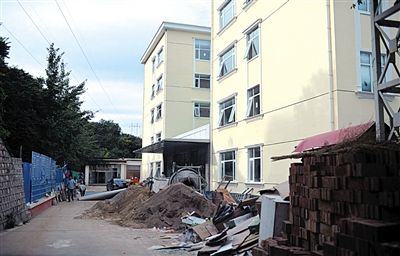 　該山莊目前正在建四星級賓館。新京報(bào)記者 吳江 攝