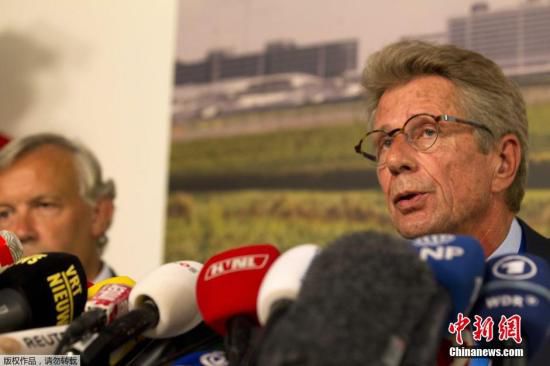 7月17日，在荷蘭阿姆斯特丹斯希普霍爾機(jī)場舉行的的新聞發(fā)布會上，馬航歐洲區(qū)負(fù)責(zé)人介紹情況。