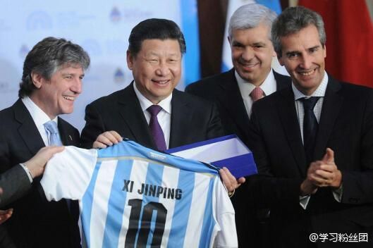 習近平獲贈阿根廷國家足球隊10號球衣 習近平獲贈阿根廷國家足球隊10號球衣