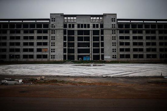 2014年7月11日，安徽省宿州市蕭縣，空置廢棄的縣政府新大樓。 澎湃新聞 楊一 圖