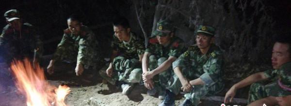 8月5日晚，受困官兵等待天亮以后的救援。