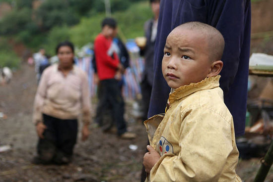 帳篷有限，尚有不少村民沒有地方躲雨。澎湃新聞 程藝輝 圖