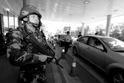 武警持槍警戒進駐檢查站。