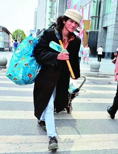 在武廣附近拍攝到的拾荒男。