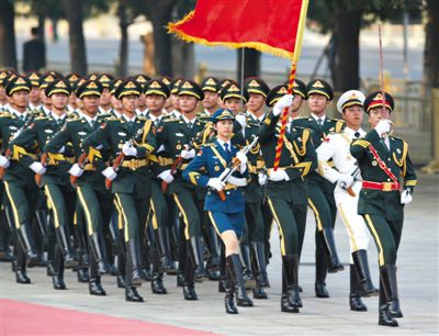 昨日，151人最大陣容的三軍儀仗隊(duì)，著新式禮賓服接受檢閱。這也是解放軍儀仗隊(duì)、軍樂團(tuán)新式禮賓服首次亮