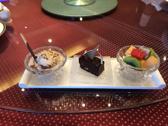 西點(diǎn)水果拼盤(pán)、巧克力布朗尼、冰淇淋。 花惠生