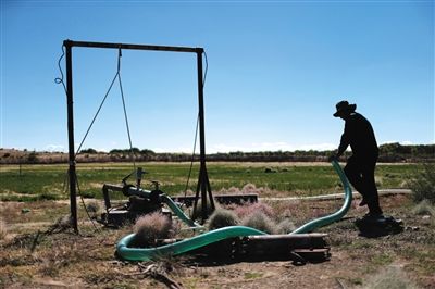 　布日古德起動(dòng)水泵，等了幾分鐘才有水上來(lái)，沒(méi)抽一會(huì)兒就沒(méi)水了，等一陣子才能繼續(xù)抽。