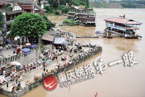 沙坪壩區(qū)磁器口，江水逼近休閑平臺。