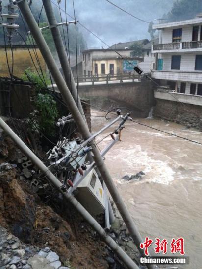 9日以來，陜西省鎮(zhèn)巴縣持續(xù)出現(xiàn)強秋淋天氣，21鎮(zhèn)不同程度受災，電力、交通、移動通訊一度中斷。