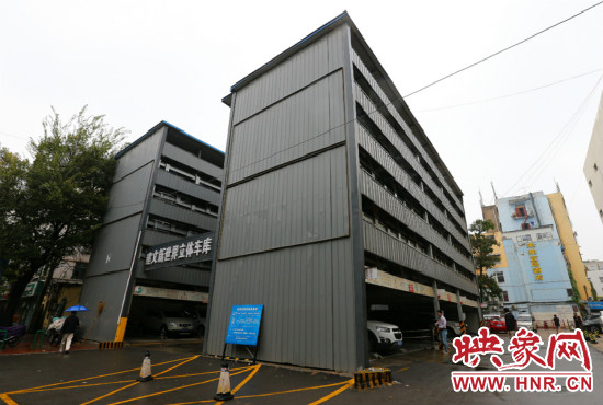 目前，市區(qū)內(nèi)的停車場數(shù)量還不能滿足廣大市民的需求。