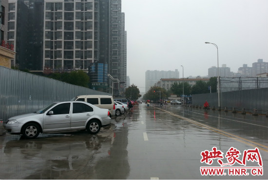 由于停車場分配不均，廣大私家車主選擇將車停在路邊。