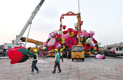 吊裝現(xiàn)場。昨晚，天安門立體主花壇“祝福祖國”完工，今天起供游人參觀。