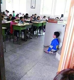 傳小學(xué)生被老師逼下跪 調(diào)查稱(chēng)學(xué)生主動(dòng)下跪(圖)