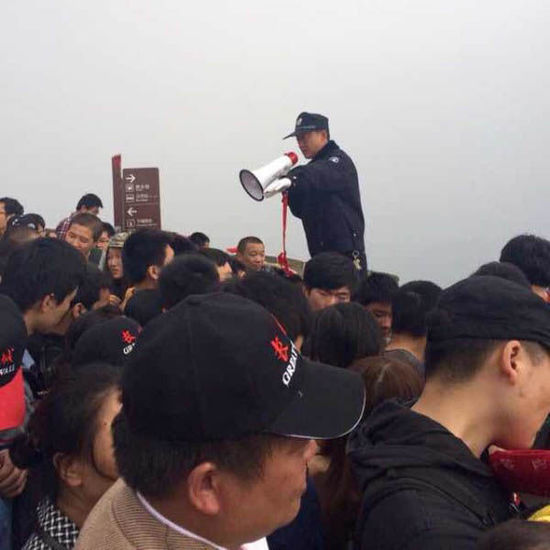 八達嶺長城上保安在維持秩序。