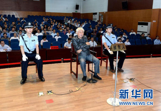 9月29日，方廣云在庭審現(xiàn)場。當(dāng)日，“合肥房叔”腐敗窩案核心人物方廣云在安徽省廬江縣出庭受審。 新華社記者 郭晨 攝