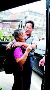 離別時，沈愛蘭（左）擁抱救命恩人李春富