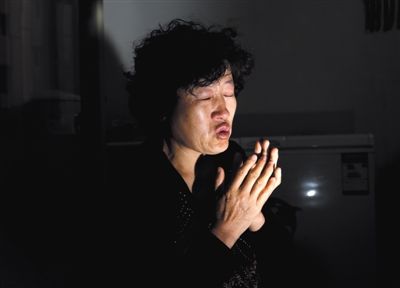 昨日,呼格吉勒圖的媽媽尚愛云在內(nèi)蒙古呼市家中講述這些年來的上訪經(jīng)歷。本版圖片/新京報記者 郭鐵流