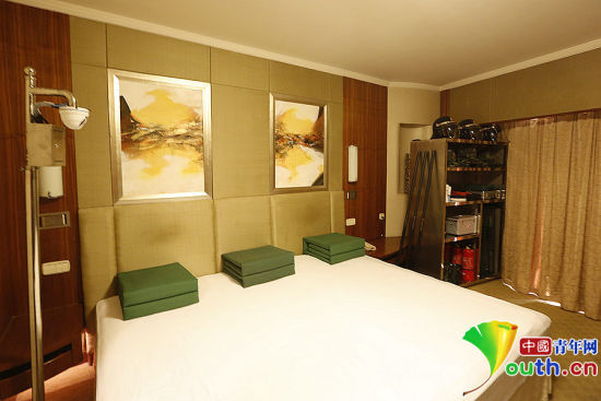 雖然在五星級飯店房間駐守，但武警官兵自帶被褥及生活用品，將兩張單人床拼成三人通鋪使用。