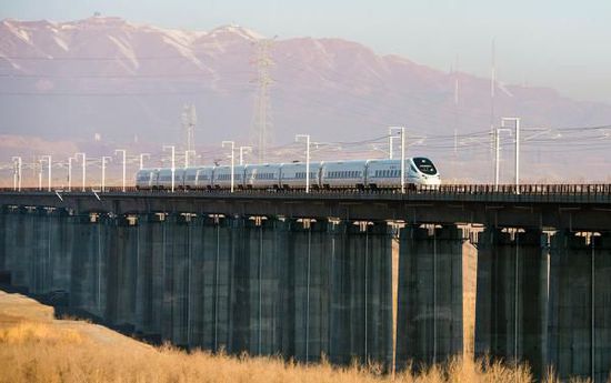 11月16日，從烏魯木齊南站首發(fā)的D8602次列車(chē)駛往哈密。