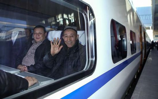 11月16日，旅客乘坐從烏魯木齊南站首發(fā)的D8602次列車(chē)。