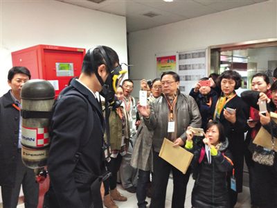 昨天，地鐵4號(hào)線(xiàn)北京南站站，地鐵工作人員為人大代表演示應(yīng)急氧氣瓶佩戴方式。新京報(bào)記者