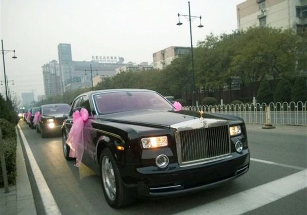 　11月23日，河北唐山街頭現(xiàn)價(jià)值超過(guò)2個(gè)億的婚禮車(chē)隊(duì)。