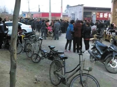 　11月9日下午，暴力催債的社會人員持械進入獻縣安莊后，村民們聚集在一起準備反抗。村民供圖