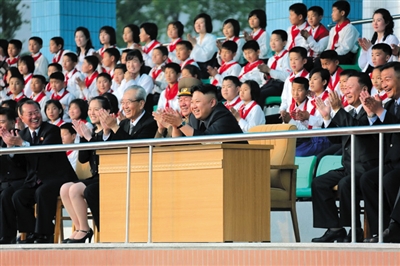 5月2日，金正恩與金與正（前排左二）一起觀看比賽。