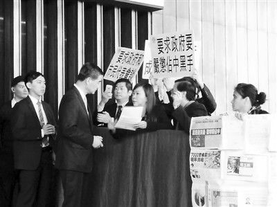 撐警大聯(lián)盟召集人李偲嫣2日到特首辦請?jiān)?，要求政府?yán)厲處置“占中三子”和“雙學(xué)”的代表。