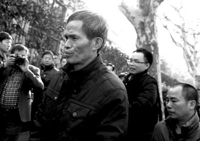 被告人林森浩的父親林尊耀準(zhǔn)備進(jìn)入法院。