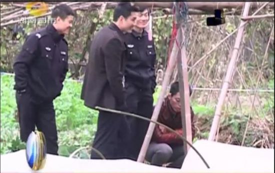 一個(gè)見(jiàn)習(xí)警官，一個(gè)二級(jí)警司，和一個(gè)便衣人員站在菜地里笑。