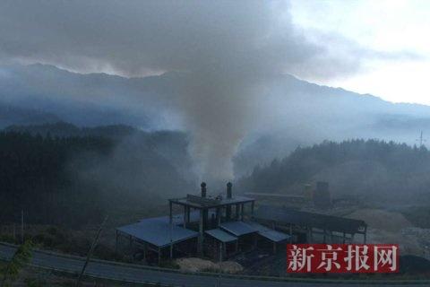 污染企業(yè)排放煙塵。當(dāng)?shù)鼐W(wǎng)友供圖