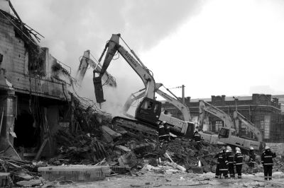 3日下午，挖掘機在現(xiàn)場作業(yè)。 譚青/攝