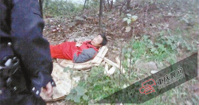 在草叢中睡覺(jué)的男子竟是名網(wǎng)上逃犯。