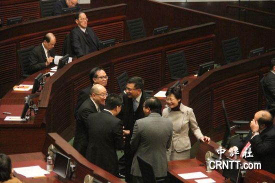 答問大會之前，港府司局長等高官聚談（中評社 鄧冠英攝）