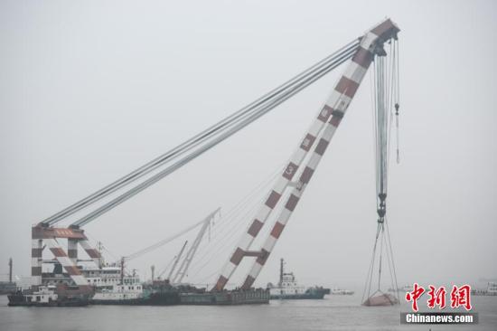  事故沉船已拖至北岸淺水區(qū)域。