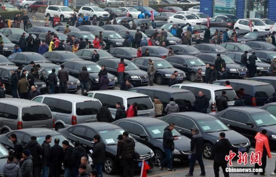 2015年1月25日，首批國家和中央機關(guān)取消的公務(wù)用車在北京亞運村汽車交易市場拍賣。106輛公務(wù)用車