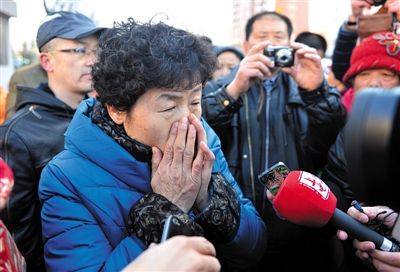 2月9日，呼格吉勒?qǐng)D的母親尚愛云在旁聽趙志紅案后，接受媒體采訪時(shí)落淚。新華社記者 任軍川 攝