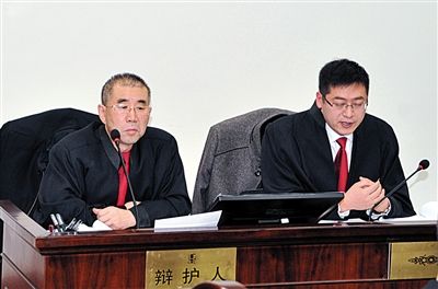 1月5日，呼市中院審理趙志紅案。律師謝飛（左）和張瑞軍（右）出庭為趙志紅辯護(hù)。
