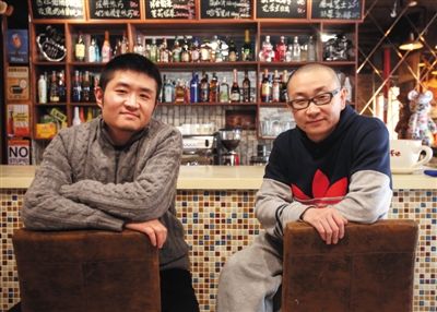 　14日，西安交通大學(xué)路66號公路咖啡館，苗阜（左）、王聲（右）兩位青年相聲演員今年將第一次登上春晚