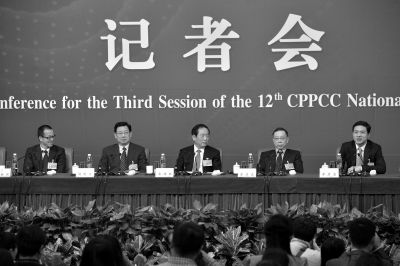 昨日，政協(xié)十二屆三次會(huì)議舉行記者會(huì)，五位嘉賓回答中外記者提問(wèn)。京華時(shí)報(bào)記者王海欣攝