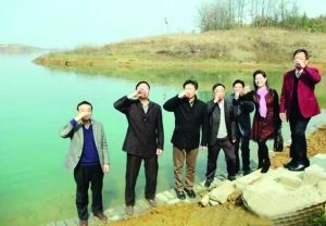 活動儀式現(xiàn)場，一眾人舀起漳河水直接喝下