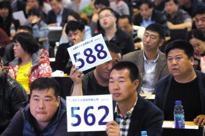 昨日，拍賣現(xiàn)場(chǎng)競(jìng)拍者舉牌競(jìng)拍。新京報(bào)記者