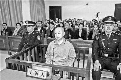 4月14日，趙志紅（前中）在庭審現(xiàn)場 供圖/新華社